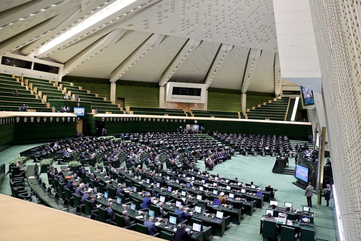 نمایندگان مجلس شورای اسلامی مصوب کردند که در انتخابات شوراهای اسلامی کشور چنانچه فرد منتخب فاقد شرایط مندرج باشد، هیأت مرکزی ظرف یک ماه به موضوع رسیدگی و در صورت حذف منتخب مورد بررسی، فرد علی البدل جایگزین شود.