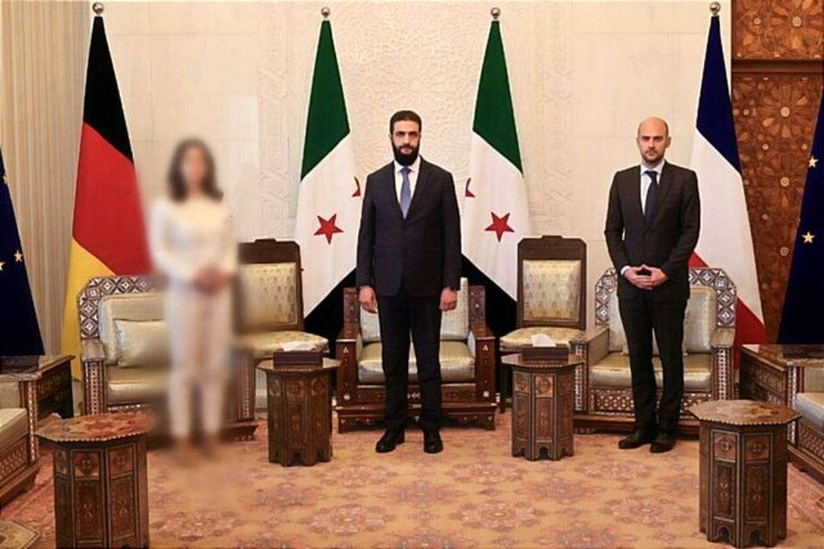 یک کانال تلگرامی طرفدار حاکمان جدید سوریه در هنگام انتشار تصاویر دیدار «محمد الجولانی» با وزیر خارجه آلمان، صورت و بدن دیپلمات ارشد آلمانی را محو کرد!