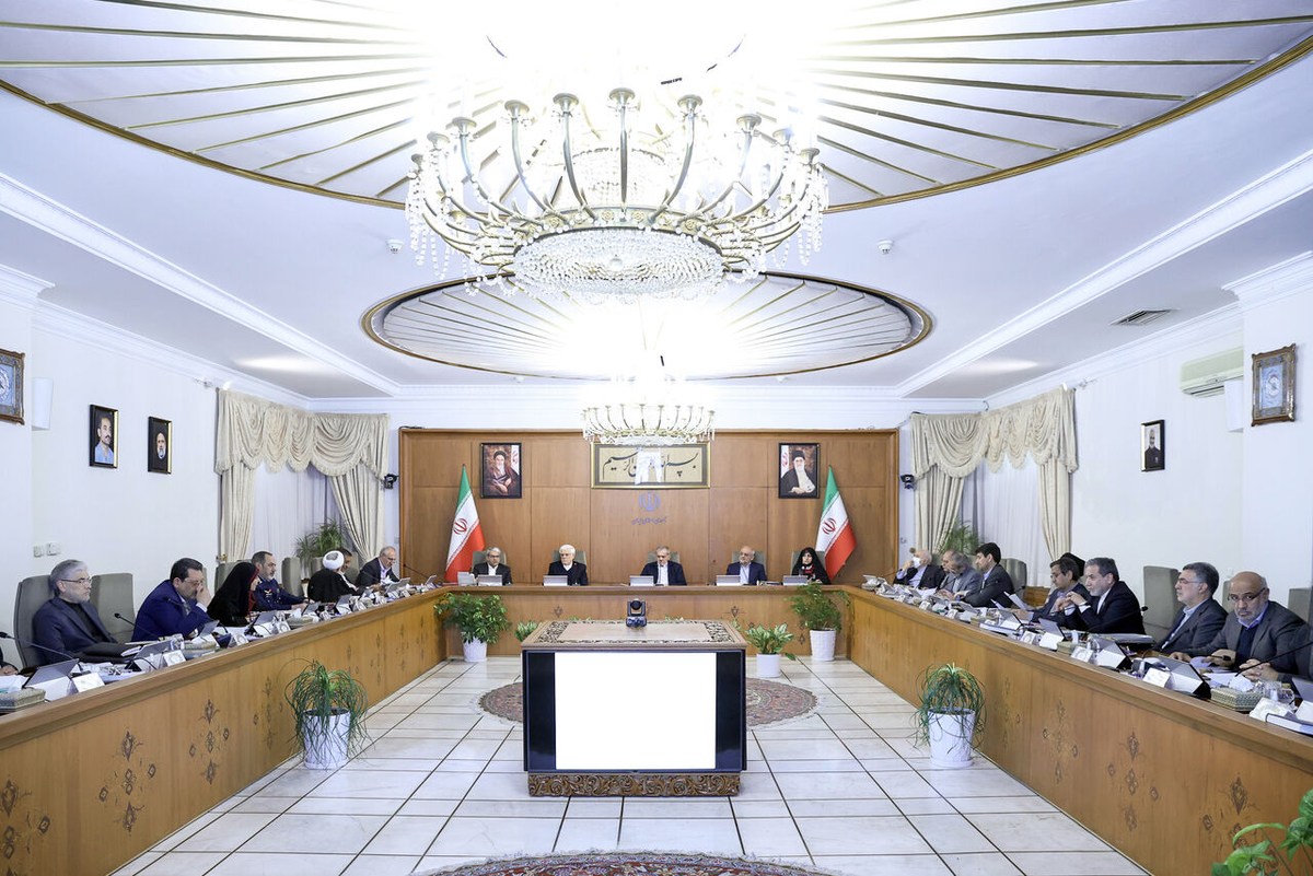 موضوع فرونشست زمین در ایران در جلسه هیئت دولت مطرح و گزارش رئیس سازمان حفاظت محیط زیست درباره ریشه‌ها و راهکارهای جلوگیری از این خطر ملی مورد بررسی قرار گرفت.