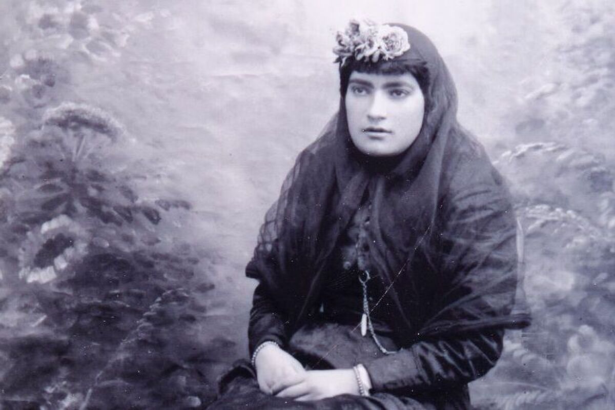 اجرای نمایش «مزین‌السلطنه» در حالی از چهارشنبه (۱۹ دی ۱۴۰۳) در تماشاخانه «هما» آغاز می‌شود که داستان زندگی اولین زن خبرنگار ایرانی را روایت می‌کند.