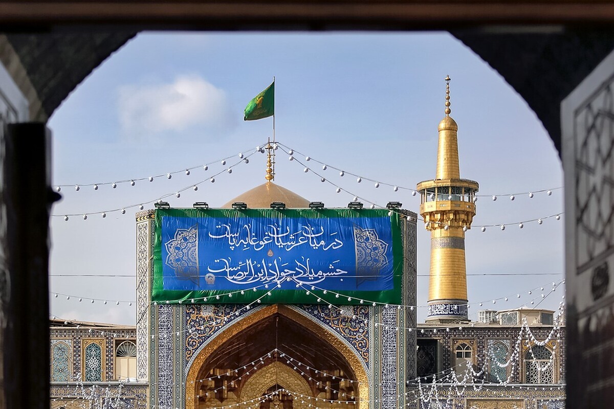 در آستانه میلاد ابن الرضا علیه السلام، پرچم‌های منقش به نام مبارک امام جواد علیه السلام در صحن آزادی حرم مقدس رضوی نصب شد.