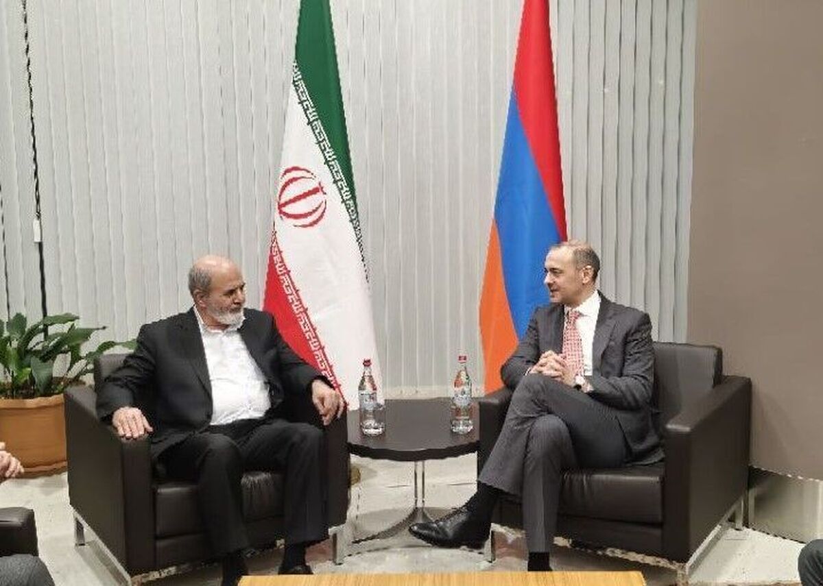 نماینده رهبر معظم انقلاب اسلامی و دبیر شورای عالی امنیت ملی در تداوم دیپلماسی امنیتی ایران و با هدف تقویت مناسبات سیاسی - امنیتی با کشور‌های منطقه قفقاز جنوبی، پس از دیدار با مقامات عالی جمهوری آذربایجان بنا بر دعوت همتای ارمنی خود وارد ایروان پایتخت ارمنستان شد.
