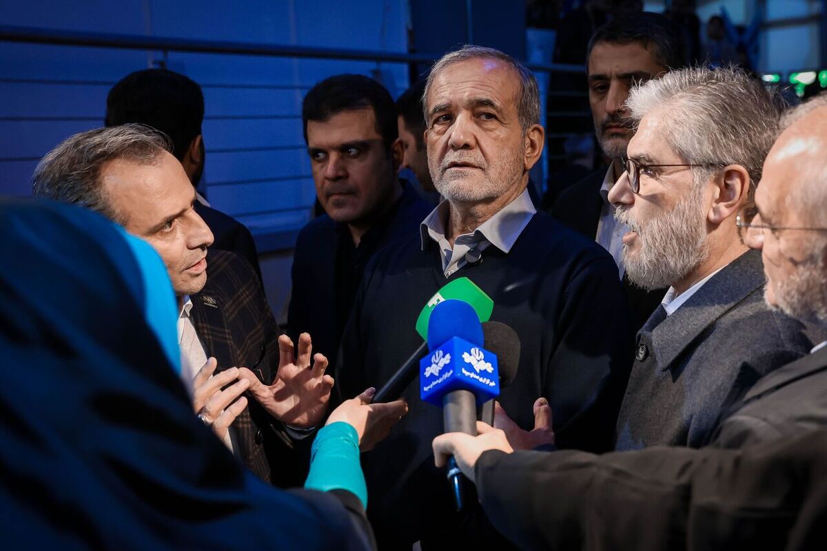 رئیس‌جمهور از بخش‌های مختلف فاز اول بندر شهید بهشتی چابهار بازدید کرد.