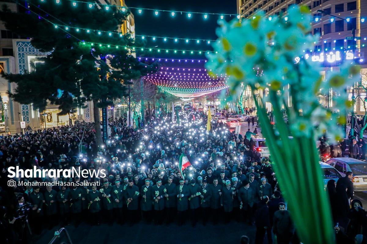در شب میلاد امام جوادالائمه(ع)، حرم مطهر رضوی با حضور جمع زیادی از زائران و مجاوران حرم مطهر، گلباران شد.