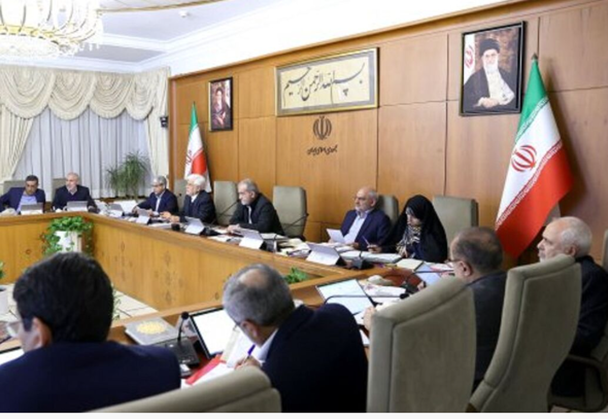 رئیس‌جمهور در جلسه هیئت دولت، قوی‌ترین سلاح برای حل و فصل مشکلات داخلی و مقاومت و ایستادگی در برابر دشمنان را حفظ همبستگی و اتحاد در جامعه و ایجاد امید و دلگرمی در مردم عنوان کرد و گفت: همه ما وظیفه داریم در تقویت و تعمیق این همبستگی و رفع گرفتاری و مشکلات مردم، با تمام توان و به صورت شبانه‌روزی فعال باشیم.