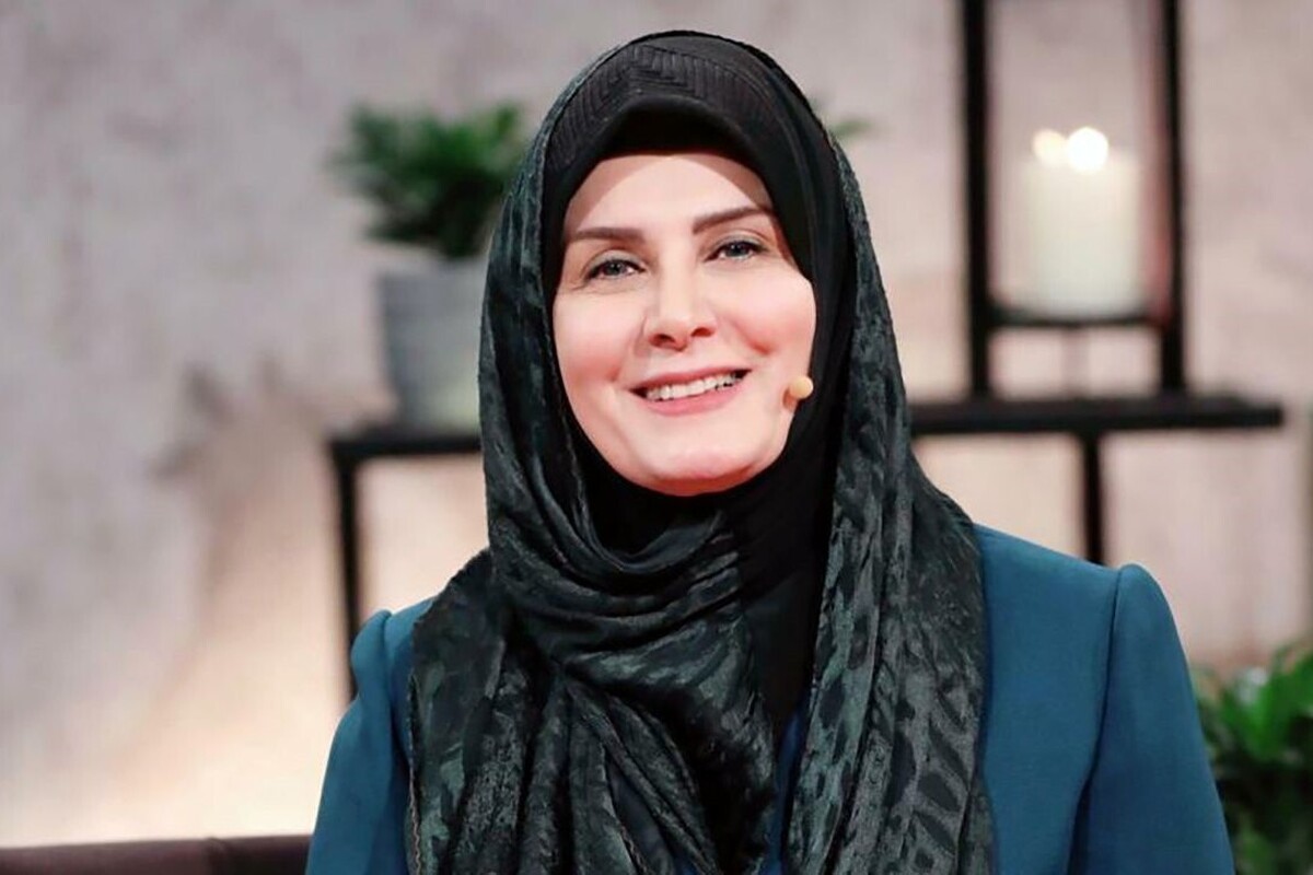 گیتی خامنه بانوی مجری پیشکسوت گفت: مادرم این رسم را در خانواده بنا گذاشته که برای هدیه به یکدیگر، کتاب و درخت اهدا می‌کنیم. یعنی یا کتاب دریافت می‌کردیم یا مادر به مناسبت تولد عزیزان، درخت می‌کاشت.