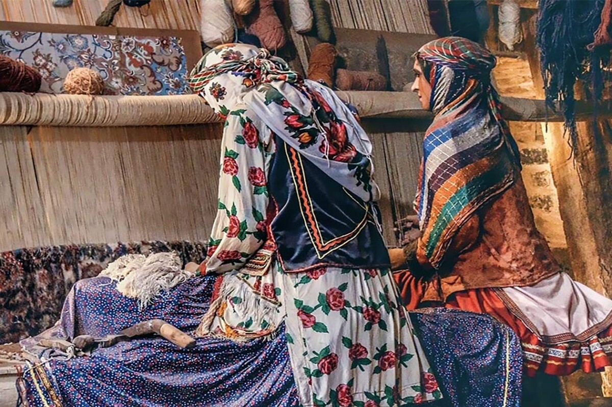 به گفته سرپرست سازمان امور عشایر ایران، باوجود تفاوت‌های موجود در دست‌بافته‌های زنان ایل که متأثر از تفاوت جفرافیایی محل زندگی آن‌هاست، هرکدام از این دست‌بافته‌ها می‌تواند نماد و هویت کشور باشد.