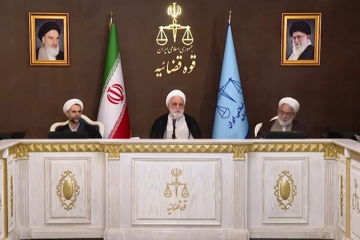 رئیس قوه‌قضائیه با تأکید بر اینکه همگان باید ملتزم به قانون باشیم، گفت: مجدداً در برخی محافل، موضوعاتی ناظر بر تمکین یا عدم تمکین به قانون و اجرای آن مطرح شده است؛ بار دیگر لازم می‌دانم تأکید کنم که التزام به قانون، یک امر ضروری و واجب است و مقوله‌ای که به قانون تبدیل شد، برای همگان لازم‌الاتباع است.