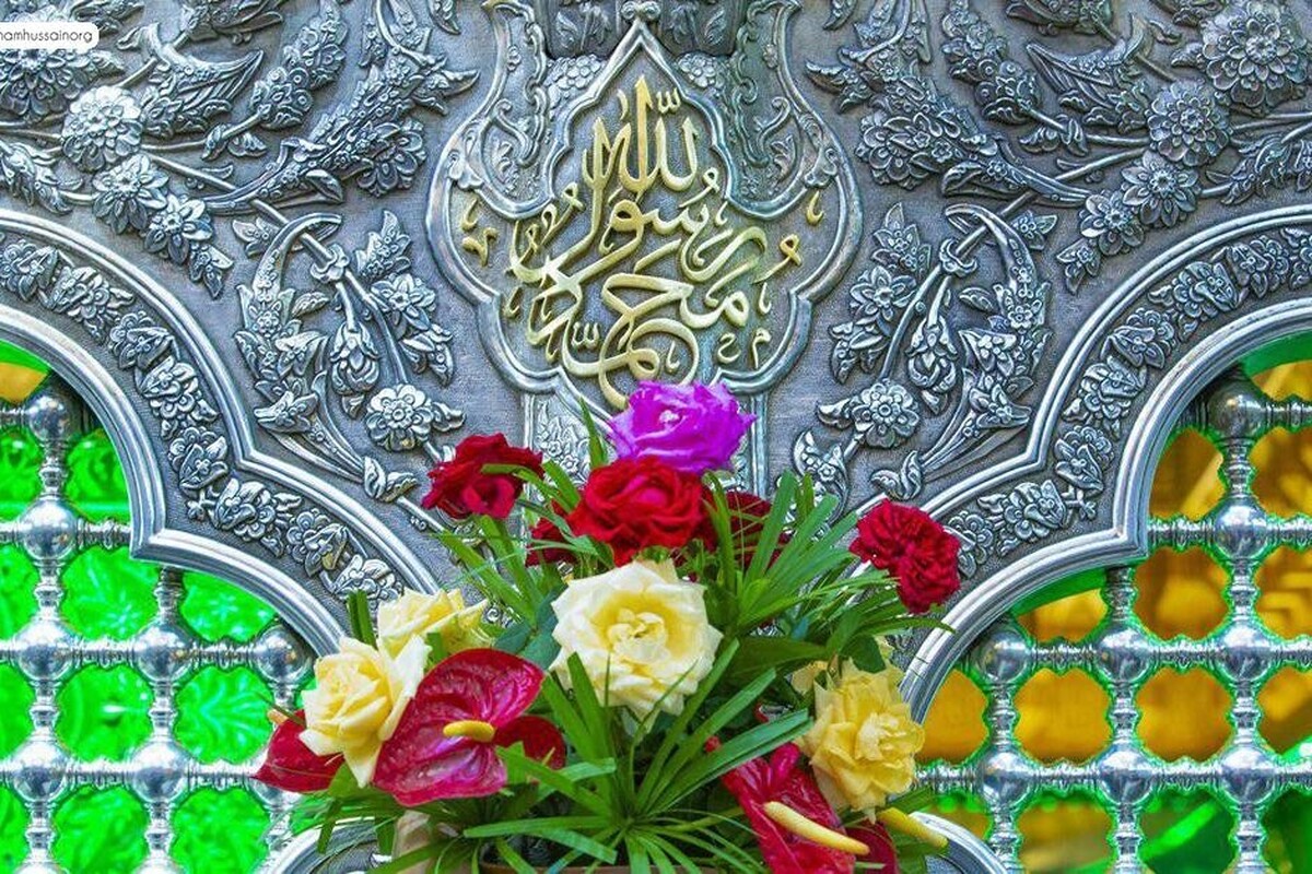 به مناسبت سالروز ولادت حضرت علی(ع)، تاج‌هاى گل در حرم امام‌حسین(ع) جاگذاری شد.