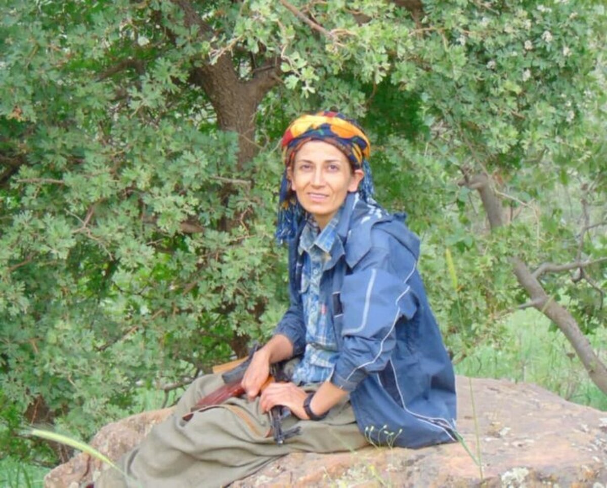 تصاویر جدید منتشر شده از پخشان عزیزی نشان می‌دهد که مدد کار اجتماعی مورد ادعای رسانه‌های ضد انقلاب، از عناصر مسلح گروهک تروریستی پژاک می‌باشد.