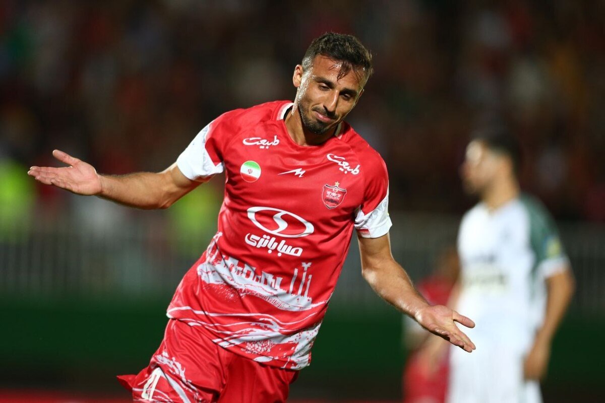 هواداران پرسپولیس منتظر جدایی فرشاد احمدزاده از این تیم هستند.