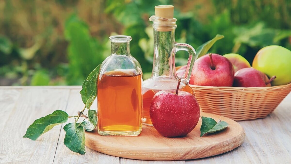 سرکه سیب از آب سیب تخمیرشده به دست می‌آید و برای چاشنی غذا و همچنین به عنوان ماده نگهدارنده در صنایع غذایی استفاده می‌شود. این سرکه مانند هر ماده خوراکی دیگر فواید و مضراتی دارد.