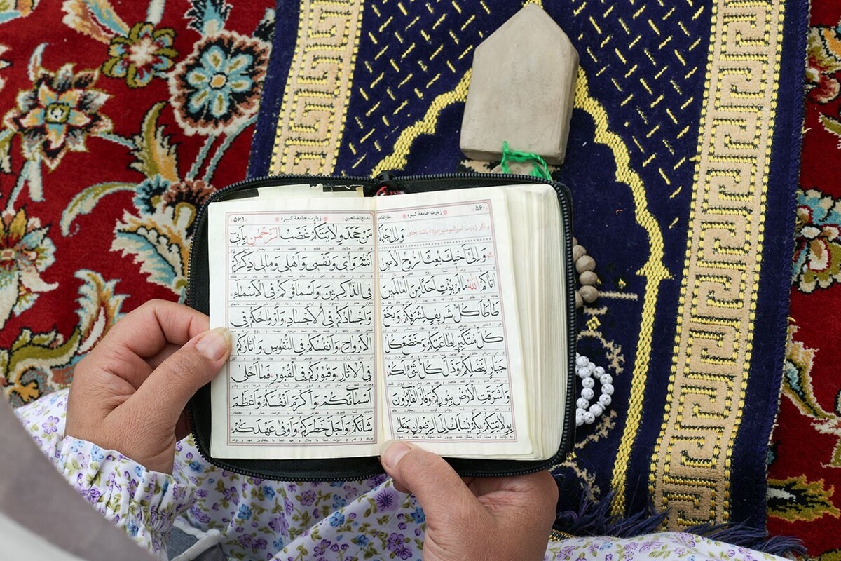 آیین معنوی اعتکاف با حضور هزار و ۵۰۰ نفر از زنان و مردان در ۶ شبستان مسجد گوهرشاد حرم مطهر رضوی در حال برگزاری است.