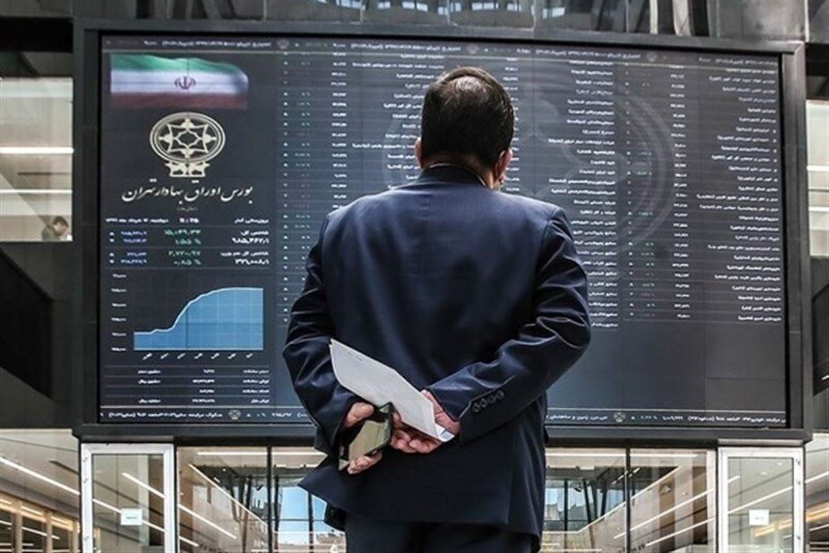 بازار سهام در آخرین روز کاری هفته، در حالی در نیمه ابتدایی وقت معاملات تا بیش از ۱۹ هزار واحد رشد کرد که در نیمه دوم با سنگین‌شدن کفه عرضه، به‌خصوص در نماد‌های شاخص‌ساز، شاخص کل، قرمزپوش شد.