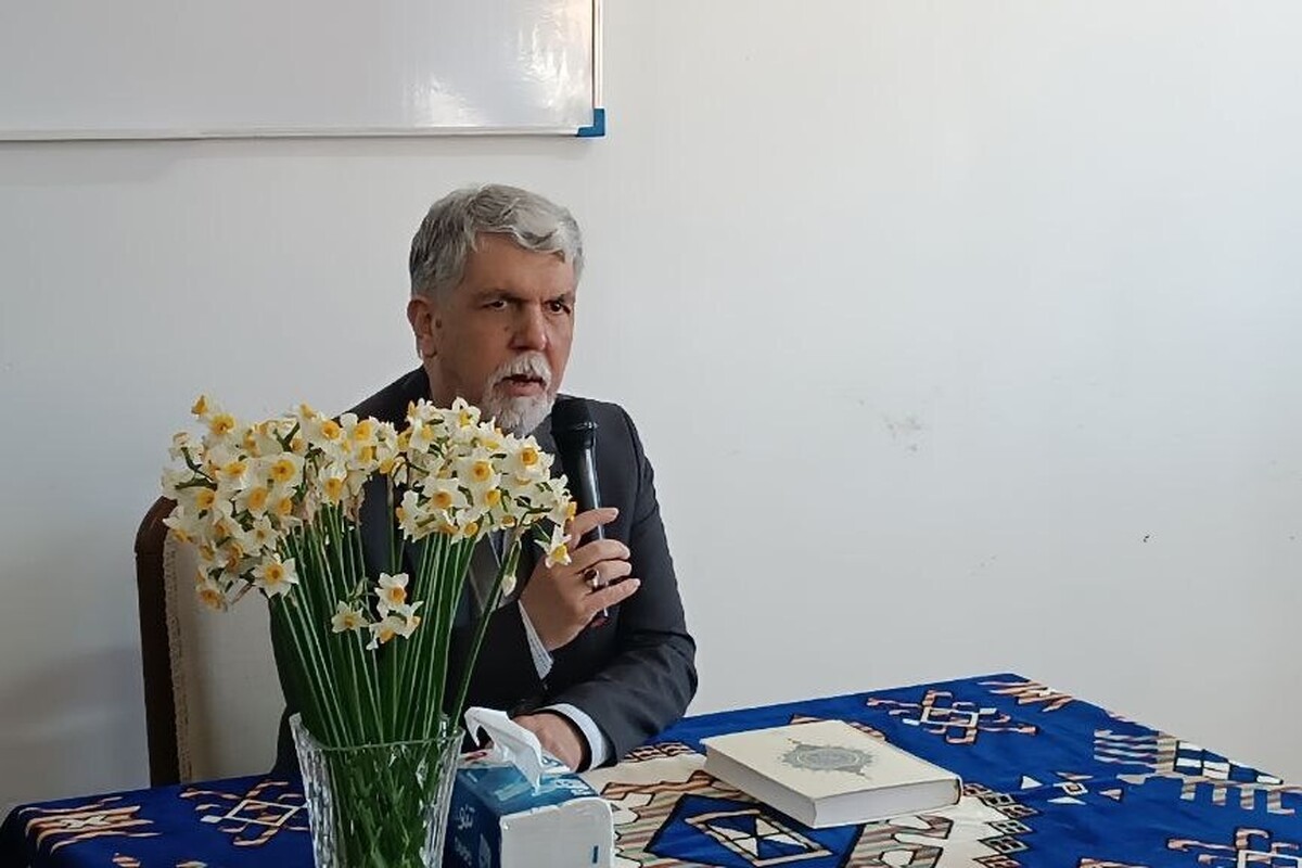 وزیر فرهنگ و ارشاد اسلامی گفت: اکنون که حدود ۳۸ هزار روستا در کشور داریم، باید مدل مشخصی برای توسعه روستایی تعریف کنیم و به موازات آسفالت راه‌ها و رساندن آب، برق، گاز و تلفن، هویتی در حوزه روستایی شکل بگیرد که مردم را نه‌تنها به ادامه زندگی در این شکل مولد پایبند نگه دارد بلکه مهاجرت معکوس را رقم بزند.