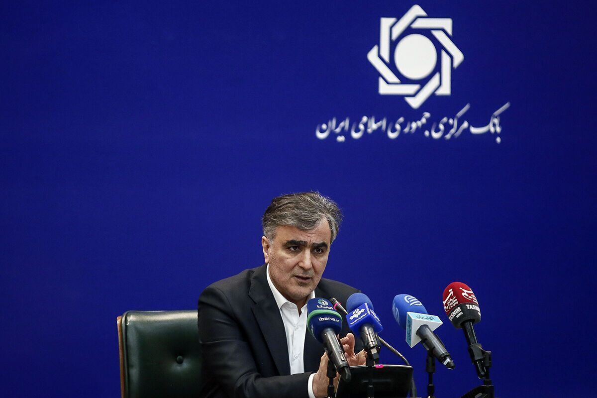 رئیس‌ کل بانک مرکزی با اعلام اینکه ذخایر ارزی در کشور به اندازه کافی وجود دارد، اظهار داشت: بازار سلف ارزی به زودی راه اندازی می‌شود.