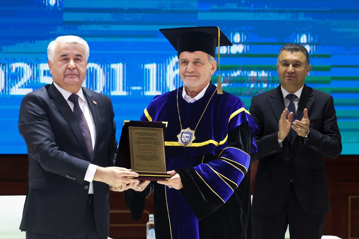 دانشگاه دولتی پزشکی تاجیکستان به مسعود پزشکیان درجه پروفسوری افتخاری اعطا کرد.