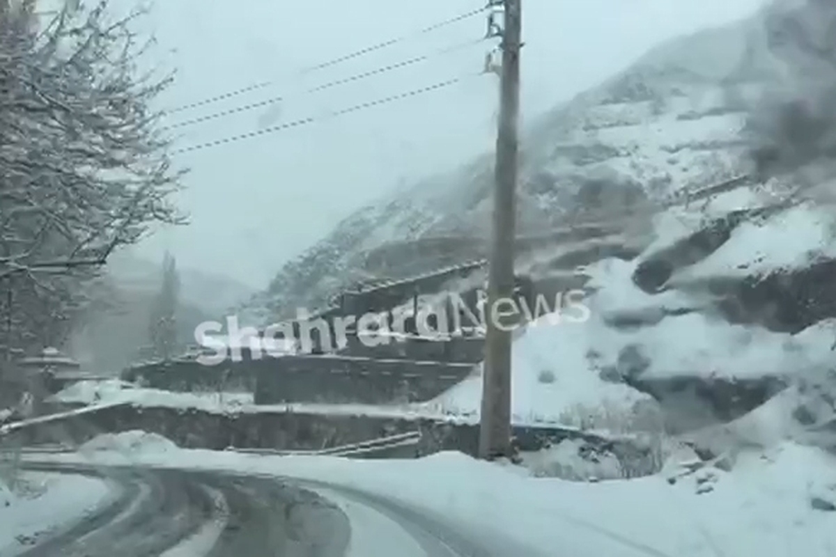 صبح امروز جمعه ۲۸ دی ماه بارش برف، روستای کنگ در خراسان رضوی را سفیدپوش کرد.