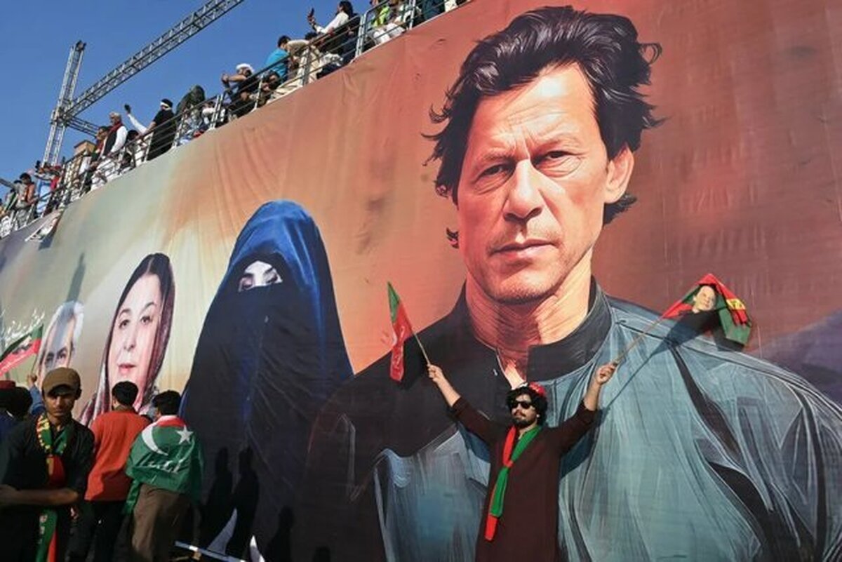 دادگاهی در پاکستان عمران خان و همسرش را به ترتیب به ۱۴ و ۷ سال حبس در پرونده مربوط به فساد محکوم کرد.