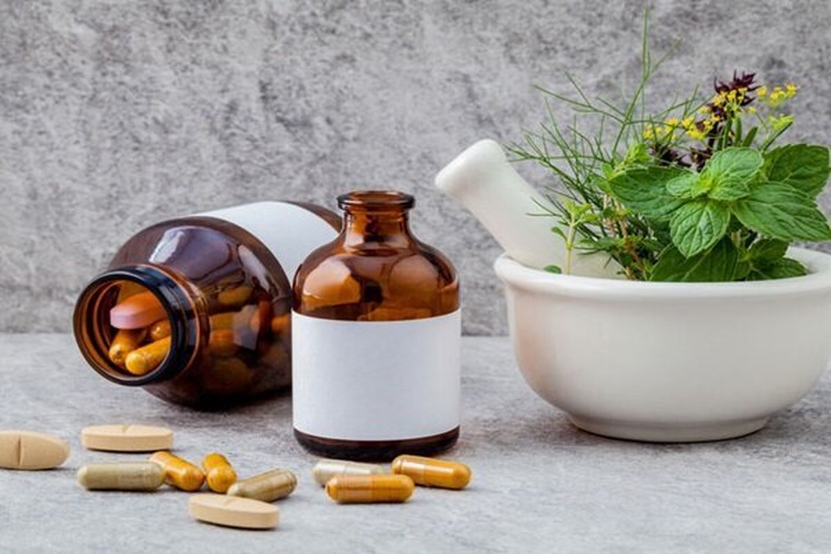 مشاور بین‌الملل دفتر طب ایرانی و مکمل وزارت بهداشت با اشاره به رتبه سوم ایران در زمینه ثبت کارآزمایی‌های بالینی حوزه طب سنتی و مکمل در جهان، گفت: این دستاورد‌ها نشان می‌دهد که ایران در مسیر تبدیل شدن به یکی از پیشگامان جهانی در زمینه تحقیقات طب سنتی و مکمل است.