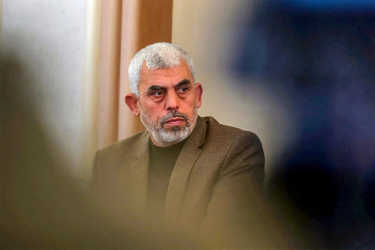 یکی از کتاب‌هایی که سنوار ترجمه کرده است کتاب «احزاب اسرائیلی» است که در سال ۱۹۹۲ منتشر شد. این کتاب درباب اختلافات جریان‌های سیاسی اسرائیل است که احزاب آنها را نمایندگی می‌کنند.