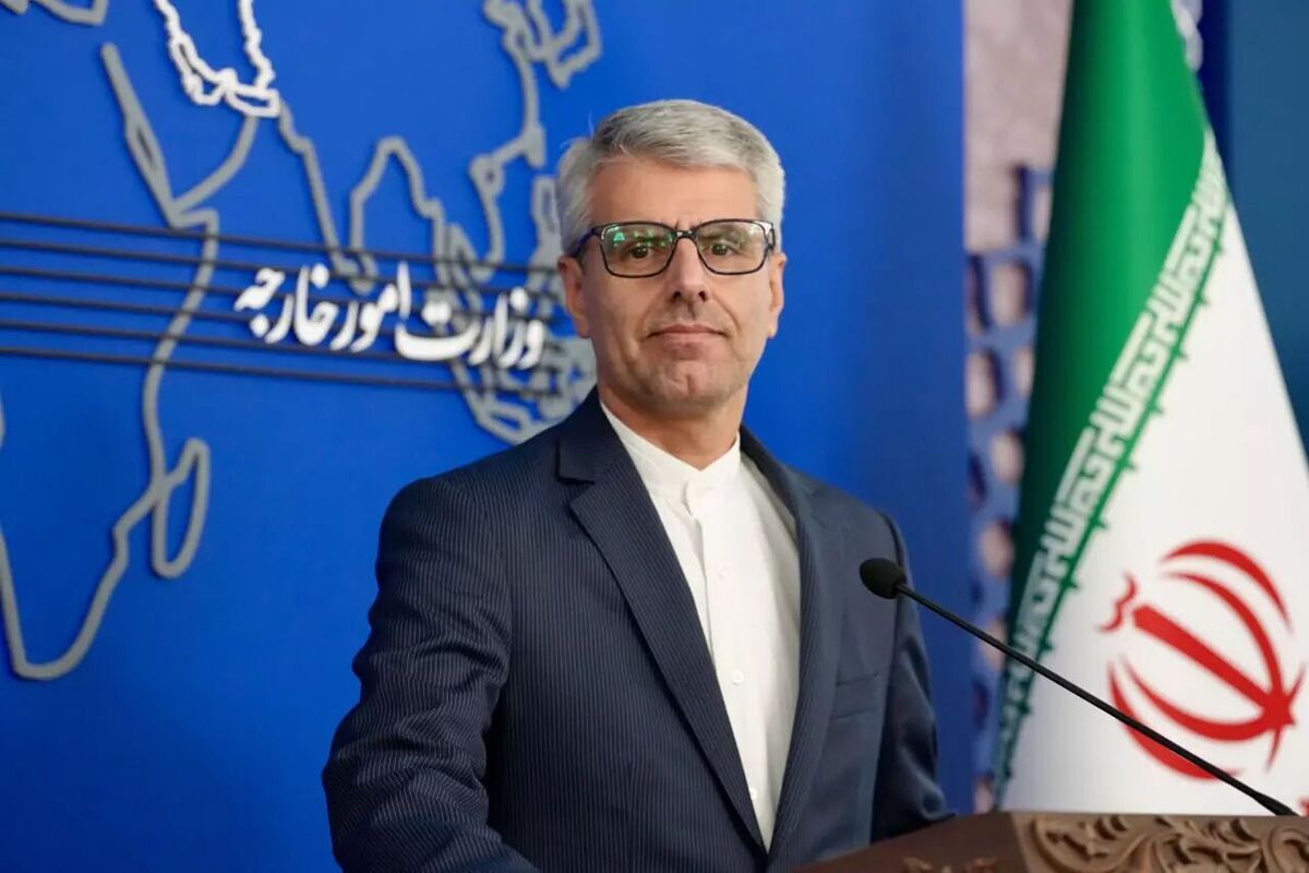 سخنگوی وزارت امور خارجه گفت: از خیلی قبل با جریانات معارض سوریه در ارتباط بودیم و گفتیم که ورود ما به سوریه برای جلوگیری از پیشروی داعش و سرایت تروریسم به کشورهای منطقه بوده است، اما ارتباط مستقیمی با جریان حاکم بر سوریه وجود ندارد.