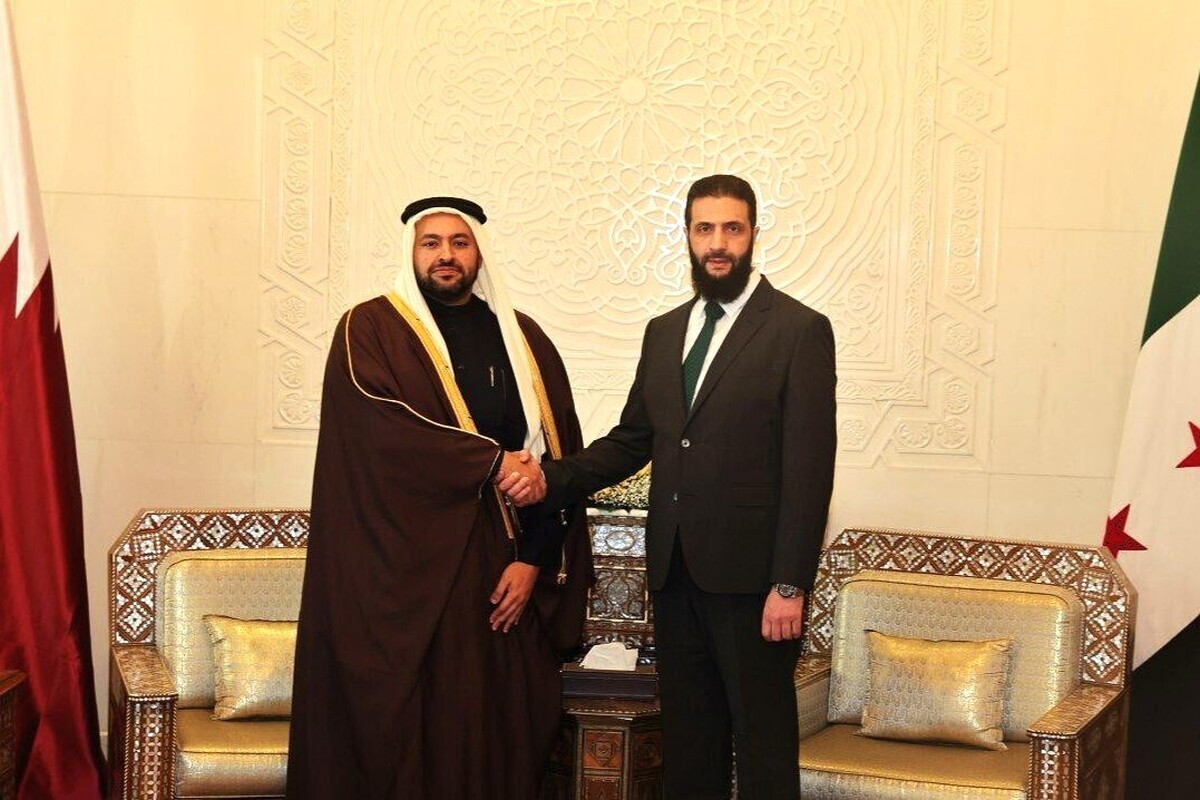 «احمد الشرع» ملقب به ابومحمد «الجولانی»، رهبر هیات تحریر الشام و فرمانده «اداره عملیات نظامی» سوریه پس از دیدار با «محمد الخلیفی»، وزیر مشاور دولت قطر در امور خارجه، رسماً از امیر این کشور برای سفر به دمشق دعوت کرد.