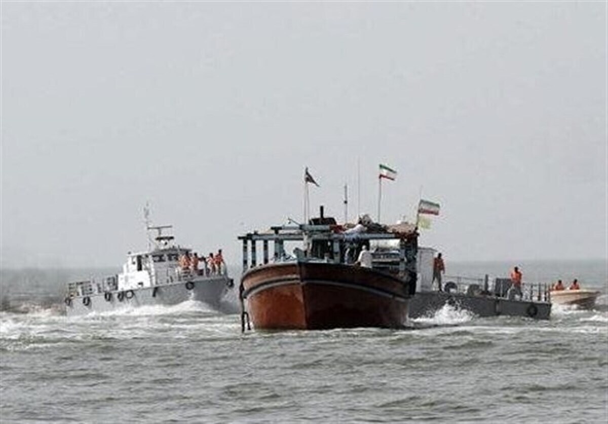 فرمانده مرزبانی هرمزگان گفت: قاچاقچیان سوخت یارانه‌ای کشور را تا ۱۵۰ برابر قیمت داخل، در آب‌های بین‌المللی به فروش می‌رسانند.