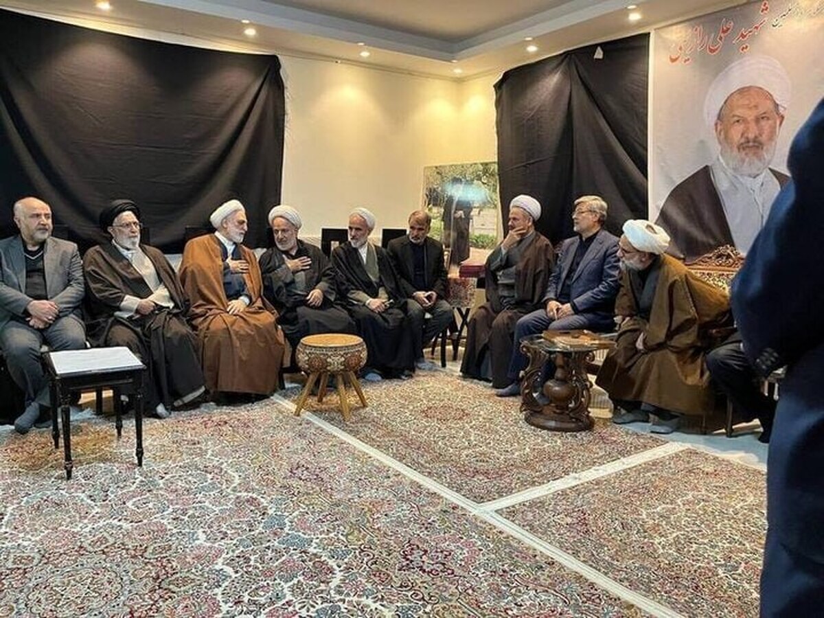 رئیس قوه‌قضائیه در منازل شهیدان حجج‌الاسلام‌والمسلمین رازینی و مقیسه حاضر شد و گفت: این شهادت‌ها سند افتخار دستگاه قضایی هستند.