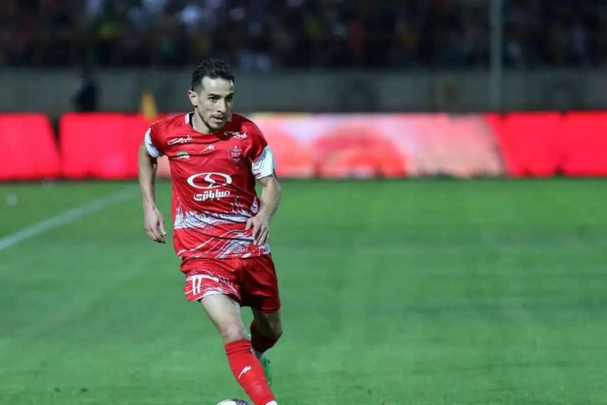 سرمربی موقت پرسپولیس بار دیگر به احمدزاده فرصت بازی نداد.