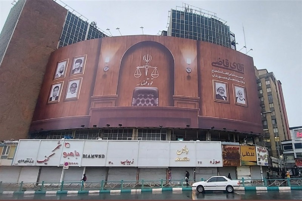 دیوارنگاره جدید میدان ولیعصر(عج) صبح امروز و در پی شهادت مظلومانه‌ی شهیدان رازینی و مقیسه رونمایی شد.