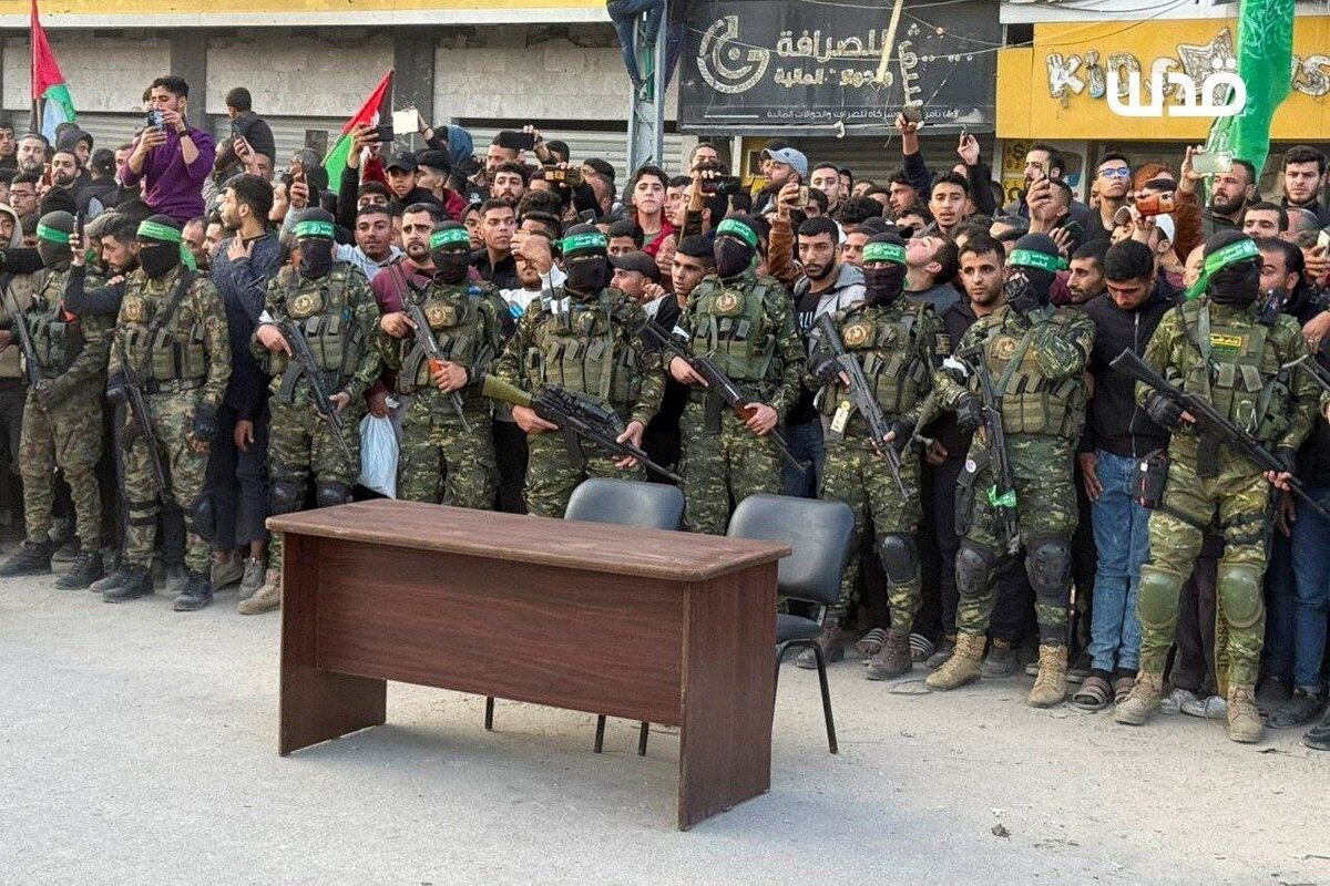 پس از گذشت یک سال و نیم جنگ و نسل کشی وحشیانه توسط رژیم صهیونیستی، امروز اولین مرحله از تبادل اسرا انجام شد و سه اسیر زن اسرائیلی در میان انبوهی از نیروهای مسلح حماس مبادله شدند. نیروهایی که حضورشان حکم خار در چشم صهیونیست‌ها را دارد.
