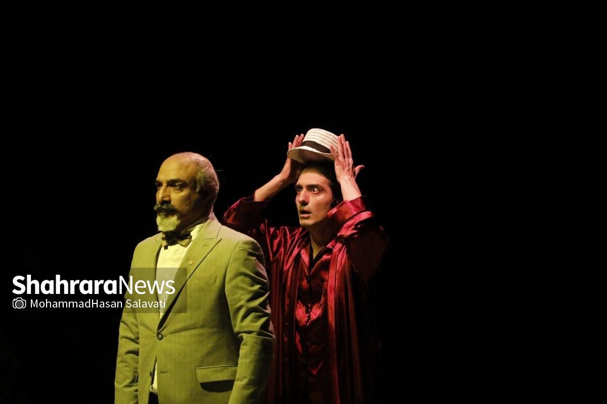 نمایش «هملت هپی‌اند» به کارگردانی علی حاتمی‌نژاد  این روزها روی صحنه تماشاخانه استاد نوری مشهد رفته است.