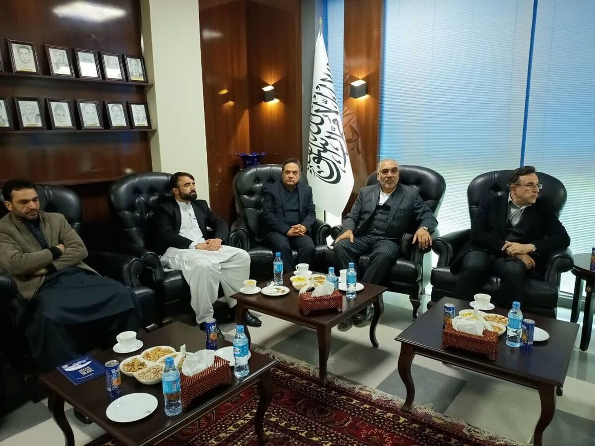 مدیران و جمعی از فعالان اقتصادی خراسان رضوی با هماهنگی خانه صنعت، معدن و تجارت استان به منظور توسعه روابط و مراودات اقتصادی و تجاری و تسهیل تجارت در مرز دوغارون به ولایت هرات افغانستان سفر کردند.