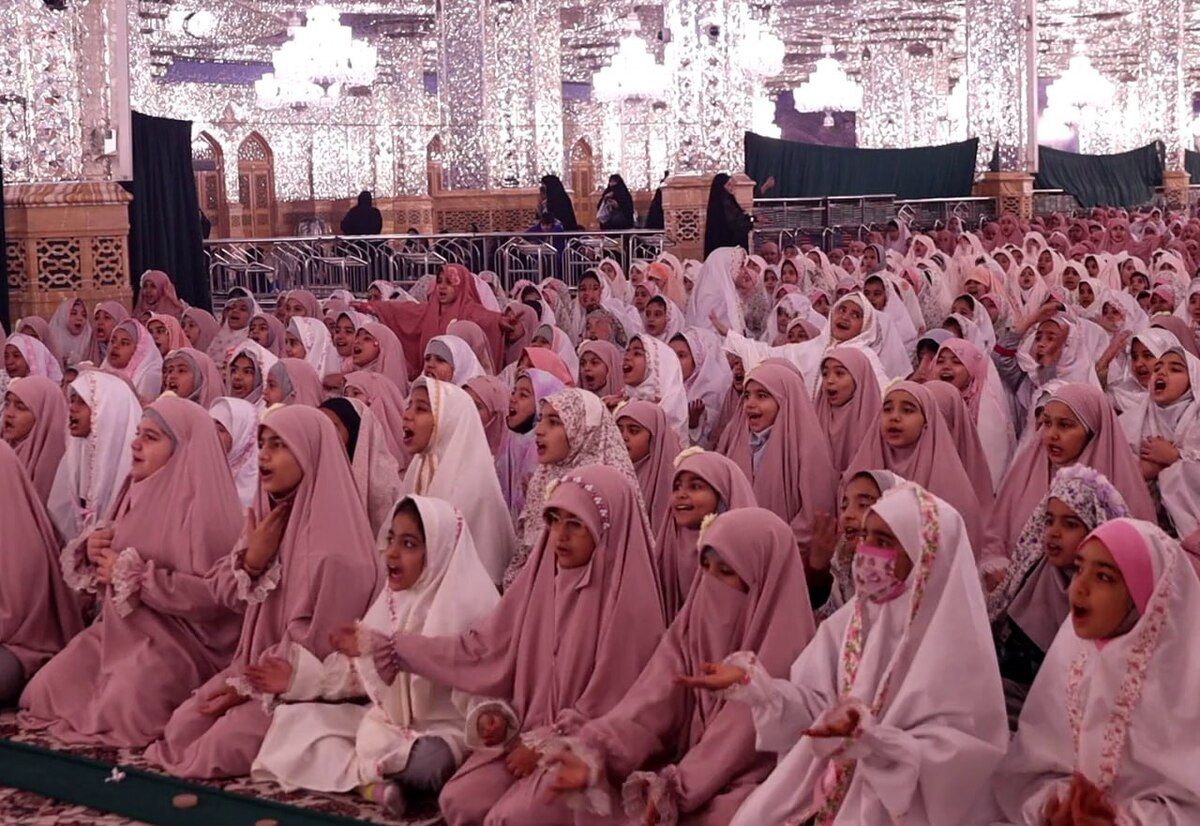 با همکاری معاونت تبلیغات اسلامی آستان قدس رضوی، جشن تکلیف ۱۰۰۰ دانش‌آموز مشهدی در حرم مطهر رضوی برگزار شد.