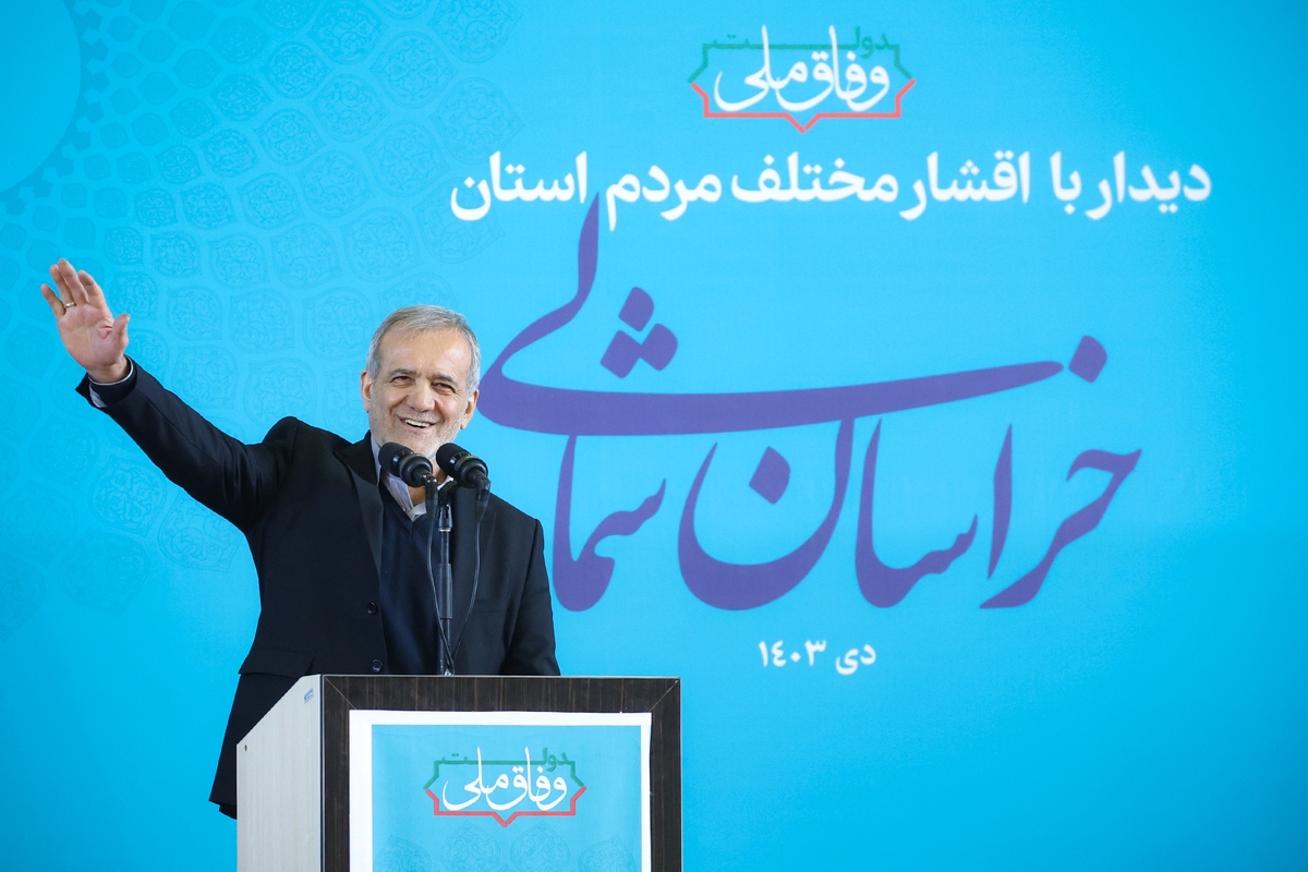 رئیس‌جمهور گفت: اگر ما در کنار هم و پشت سر مقام معظم رهبری حرکت کنیم، همه مشکلات را حل می‌کنیم.