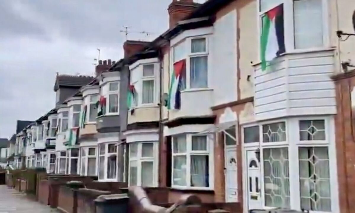 شماری از حامیان فلسطین در شهر برایتون انگلیس، در ادامه اعتراضات به جنایات وحشیانه رژیم صهیونیستی در غزه و به‌منظور همبستگی با مردم فلسطین، اقدام به اهتزاز پرچم فلسطین از خانه‌های خود کردند.