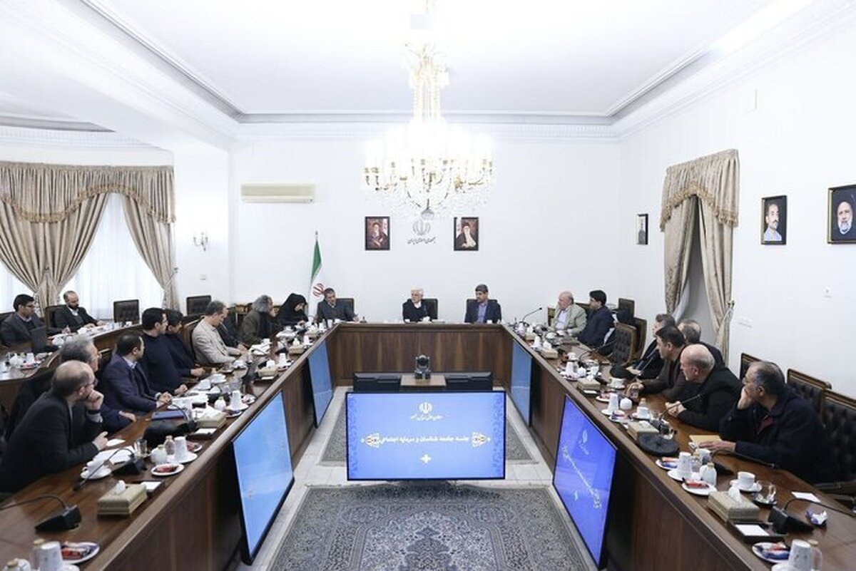 معاون‌اول رئیس‌جمهور گفت: به جای راهکارهای مقطعی و «مُسکن‌پروری» به دنبال درمان ریشه‌ای هستیم و با توجه به «سرمایه اجتماعی رئیس‌جمهور» و طرح گفتمان وفاق ملی یک فرصت تاریخی در اختیار است که باید از آن برای اصلاح برخی روندهای غلط گذشته و نیل به توسعه پایدار اقتصادی بهره گرفت.