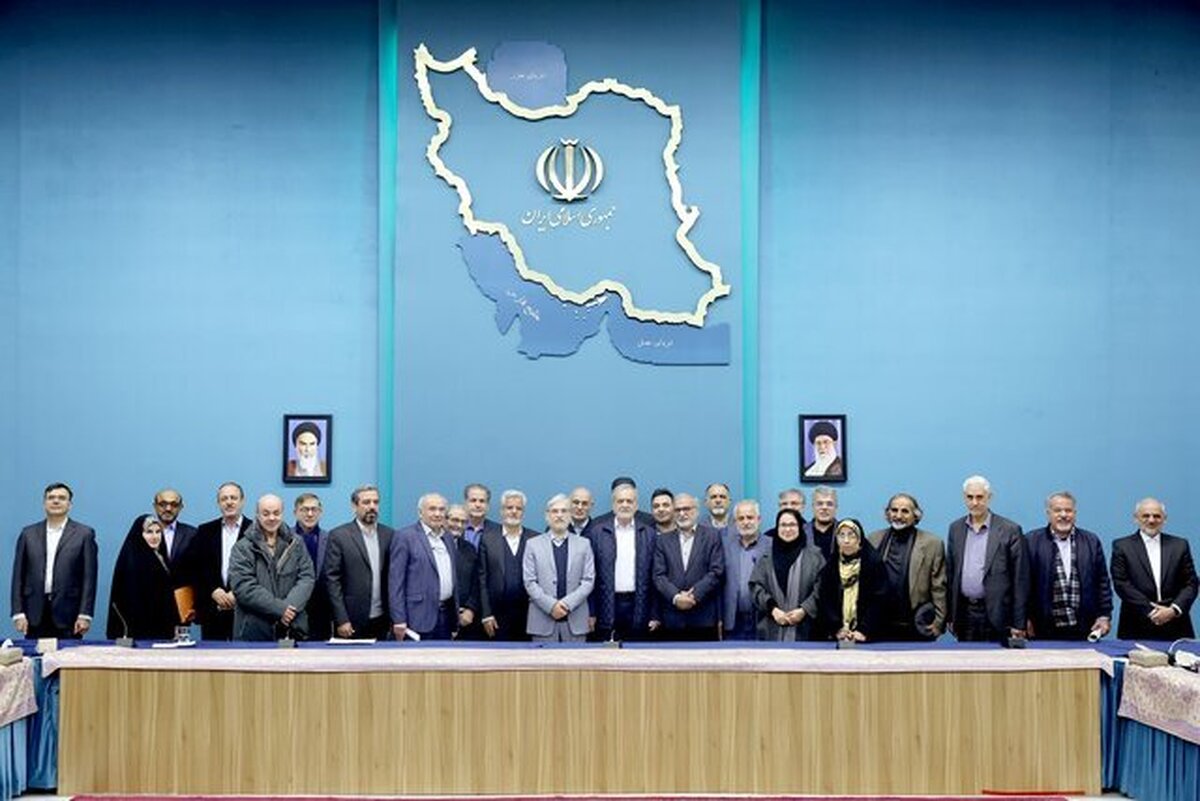 رئیس‌جمهور ضمن اعلام آمادگی دولت در راستای فراهم‌کردن بسترهای لازم برای دانشگاه‌ها جهت مشارکت و نقش‌آفرینی در حل مسائل کشور گفت‌: اگر دانشگاه‌ها با ظرفیت‌های بالای خود به میدان بیایند و هریک به تناسب رشته‌های تخصصی، موضوعات مرتبط را مشخص و برای آن راهکار اجرایی و عملیاتی احصا کنند، بخش قابل‌توجهی از مشکلات کشور حل خواهد شد.