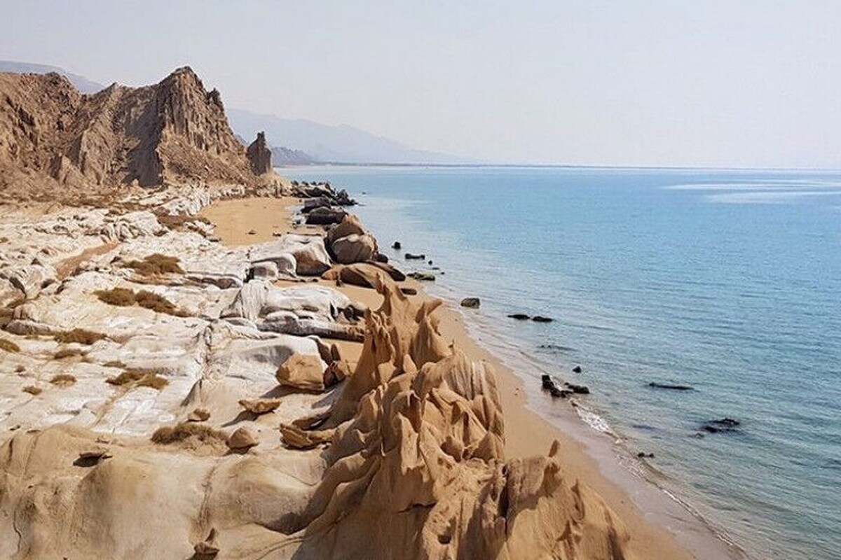 ساحل مکسر از سواحل منحصر‌به‌فرد و خارق‌العاده ایران و از جاهای دیدنی هرمزگان است که در بخش جنوبی ایران واقع شده است.