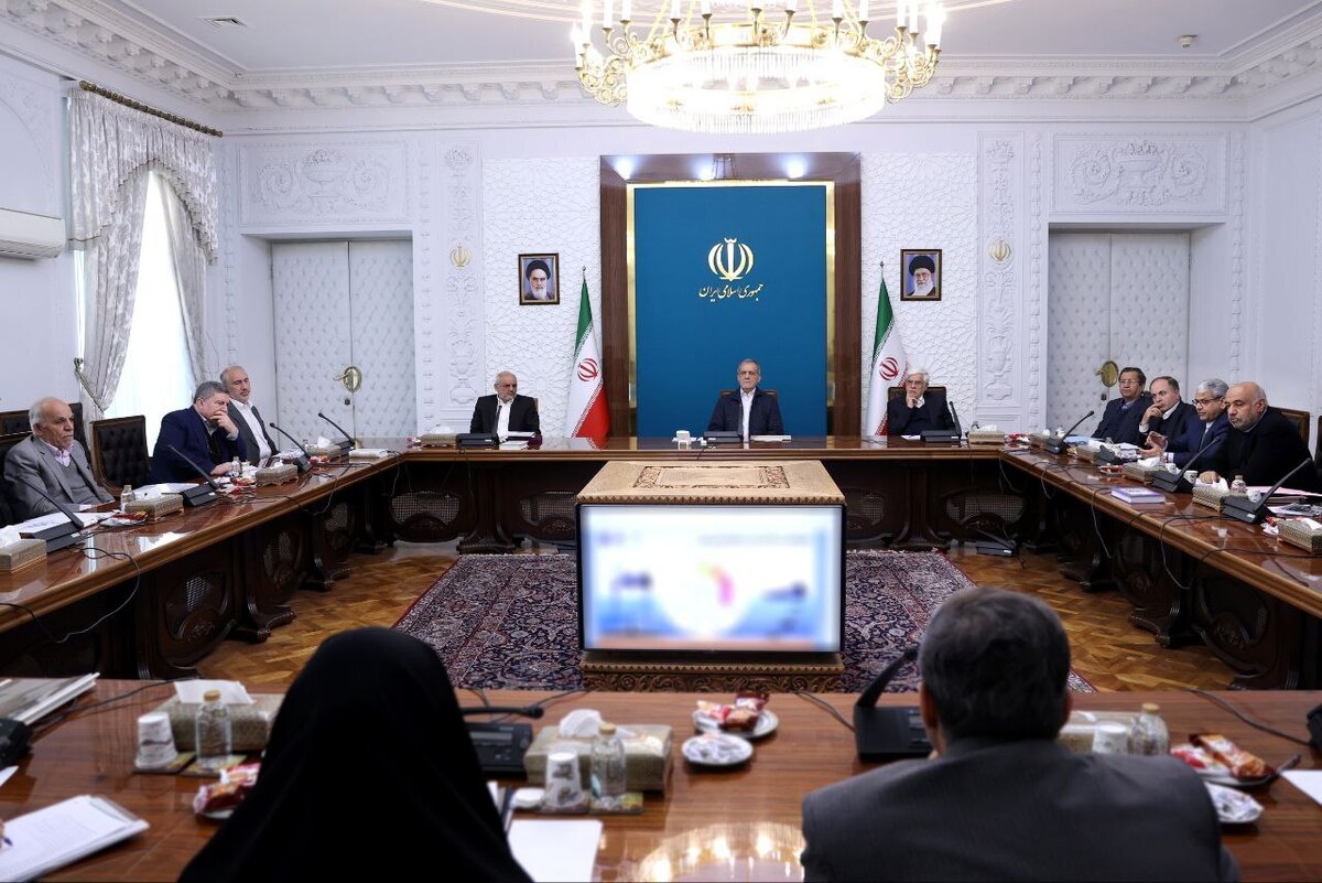دکتر پزشکیان در جلسه امروز توسعه اقتصاد دریامحور ضمن تأکید بر تدوین یک استراتژی دقیق در این زمینه، به ضرورت حضور بخش خصوصی در صنایع مربوط به دریا پرداخت و اظهار داشت: برای حضور بخش خصوصی لازم است که چارچوب‌های اقتصادی و پیوست‌های تجاری برنامه‌های توسعه اقتصاد دریا محور تهیه و تدوین شود.
