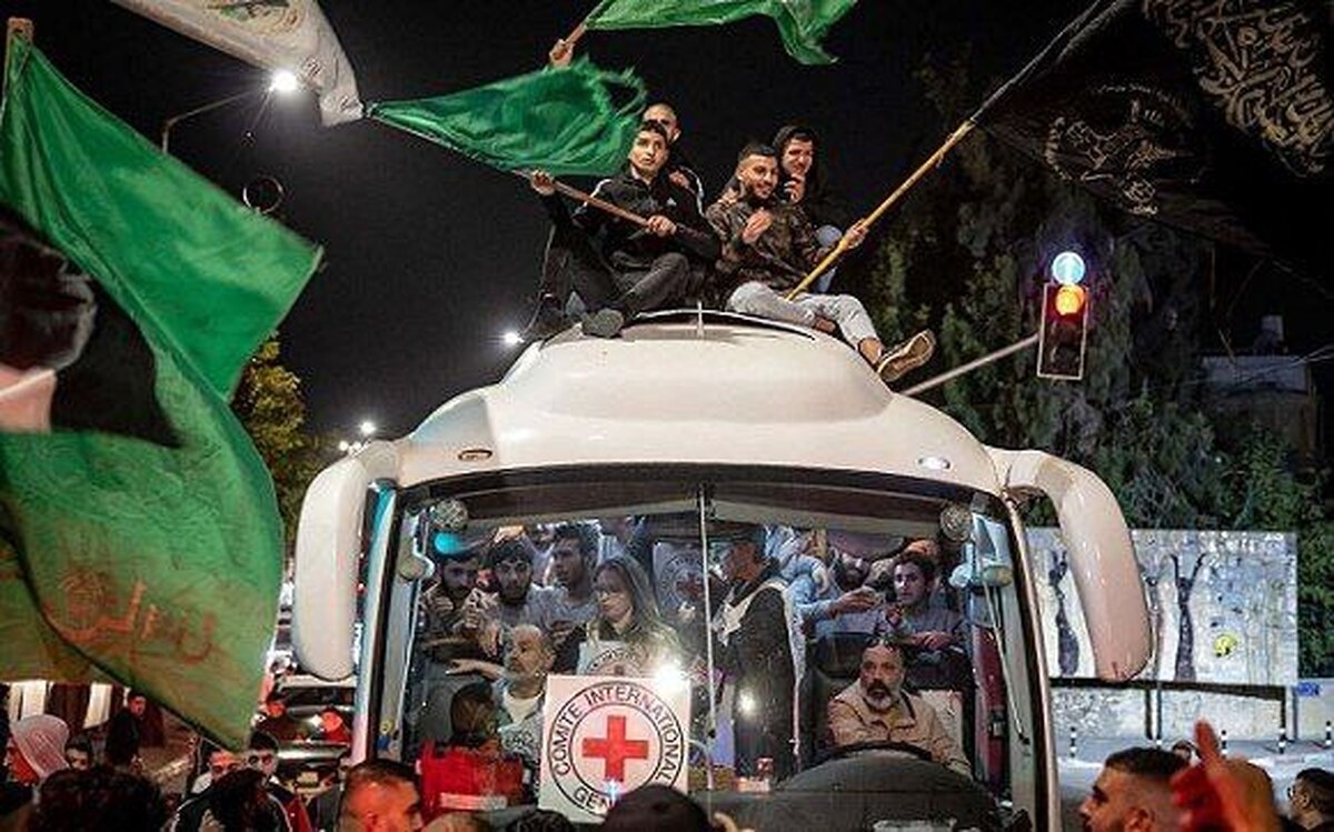 اولین گروه از اسیران فلسطینی متشکل از ۹۰ نفر در چهارچوب تبادل اسرا با اسرائیل از زندان عوفر آزاد شدند.