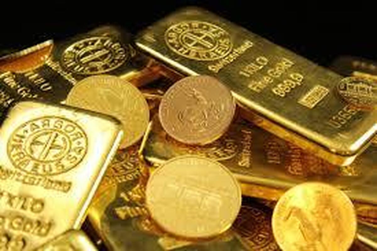 قیمت طلا در معاملات آسیا امروز دوشنبه (۲۰ ژانویه) کاهش یافت، زیرا کاهش تنش‌ها در خاورمیانه باعث کاهش تقاضای پناهگاه امن شد، در حالی که سرمایه‌گذاران منتظر مراسم تحلیف دونالد ترامپ و شفافیت در مورد سیاست‌های دولت آینده بودند.