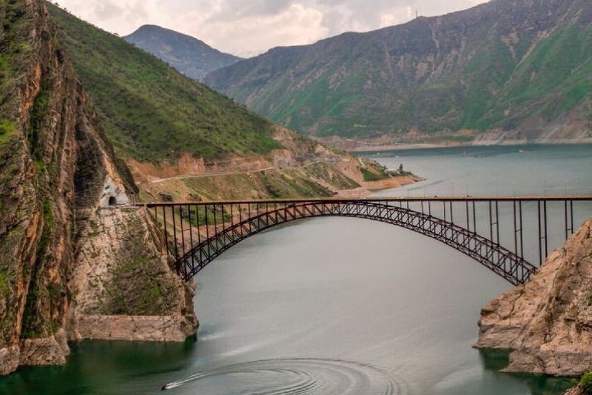 ویدئویی زیبا از سد زیبا کارون در منطقه قارون مرز بین سه استان چهارمحال و بختیاری ،خوزستان و کهگیلویه و بویر احمد را مشاهده می‌کنید.