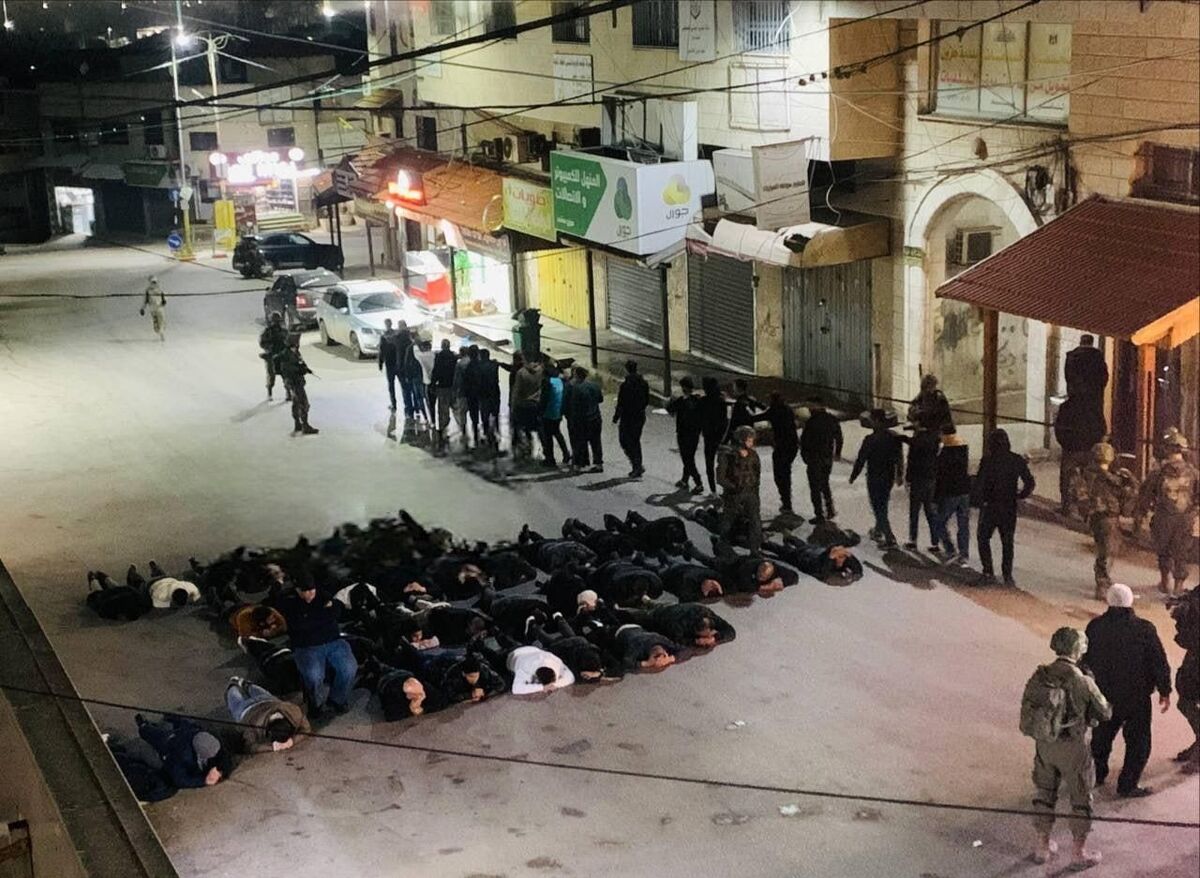 نظامیان رژیم صهیونیستی با یورش به شهرک عزون در کرانه باختری بیش از ۶۰ شهروند فلسطینی را بازداشت کردند.