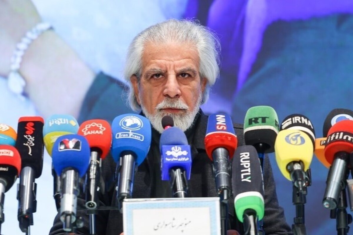 دبیر جشنواره فیلم فجر امروز در نشست خبری از عکاسان درخواست کرد: چطور می‌شود خواهش کرد چند دقیقه عکاسی و فیلمبرداری نکنند یک سیگار بکشم.