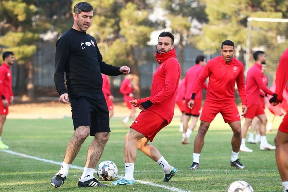 مربی تیم فوتبال پرسپولیس هنوز با بازیکن این تیم قهر است.