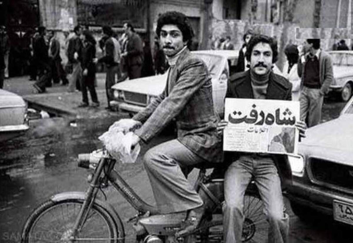 رسانه ها، در وهله اول، می‌توانند اطلاعات مربوط به نارضایتی ها، فساد، نقض حقوق بشر و دیگرمسائل اجتماعی و سیاسی را که مردم به آن‌ها اعتراض دارند منتشر کنند، می‌توانند آگاهی عمومی از مسائل مهم را افزایش دهند.