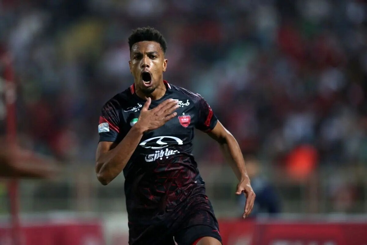 مدافع مراکشی پرسپولیس پا به توپ شد.