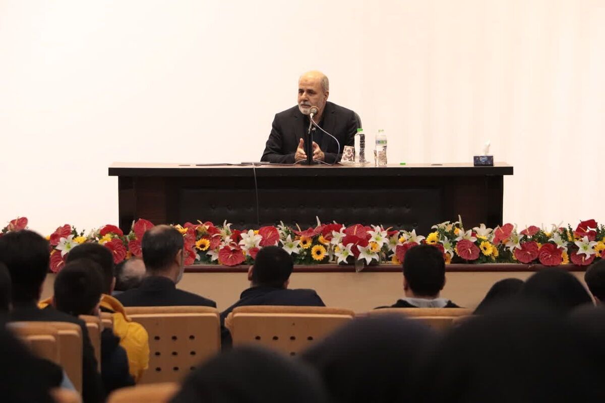 دبیر شورای عالی امنیت ملی با بیان این که دروغ، شایعه‌پراکنی، اختلاف در جامعه از تاکتیک‌های دشمن است، گفت: دشمن با خلق دوگانه‌های کاذب در جامعه تلاش دارد بین ما تفرقه بیاندازد، ما نباید در داخل پازل آنان بیافتیم.
